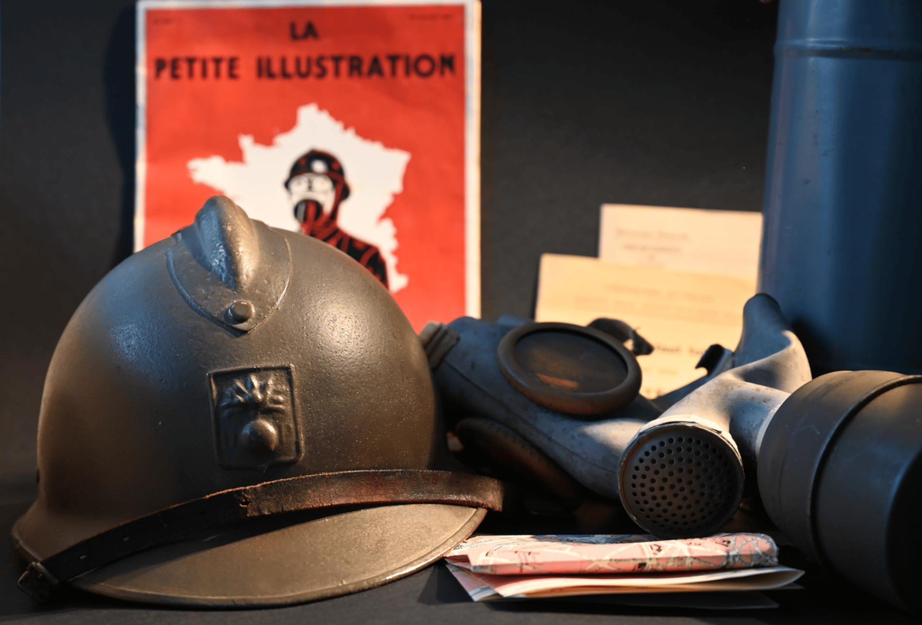 Matériel de la Défense Passive, casque Adrian modèle 1926 de la DP, masque à gaz