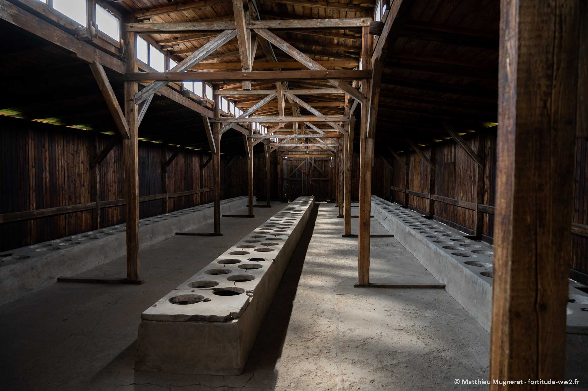 Latrines dans le camp Auschwitz II Birkenau