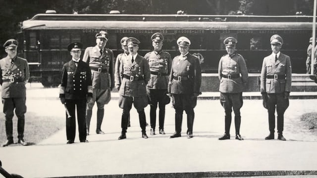 Armistice du 22 juin 1940 - Hitler et la délégation allemande posent devant le monument représentant l'emplacement du wagon de la délégation allemande en 1918