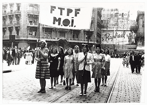 En août 1944, les femmes des FTP-MOI de Marseille défilent pour la Libération.